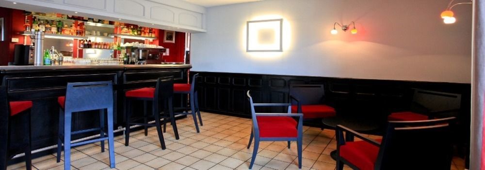 Le Victor Hugo - Hotel Et Restaurant - Logis Hotels Сен-Сере Экстерьер фото